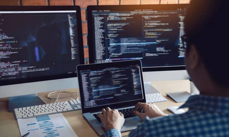 数据科学选型：R与Python如何赋能白塔区网站建设？